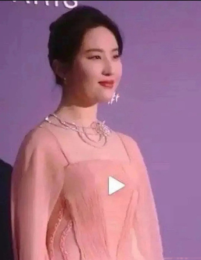 Tá hỏa với bóng lưng amp;#34;nần nẫnamp;#34; thịt của Lưu Diệc Phi, xem đến ảnh đã chỉnh sửa mới sốc - 2