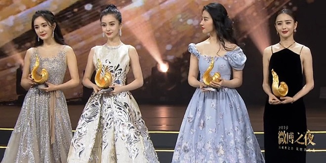 Tá hỏa với bóng lưng amp;#34;nần nẫnamp;#34; thịt của Lưu Diệc Phi, xem đến ảnh đã chỉnh sửa mới sốc - 6