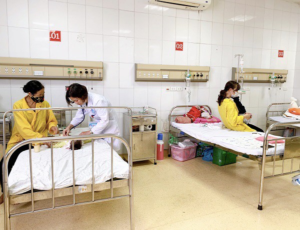 Nhỏ thuốc trị ngạt mũi nhiều nhà quen dùng, bé trai 11 tháng tuổi nhập viện cấp cứu - 1