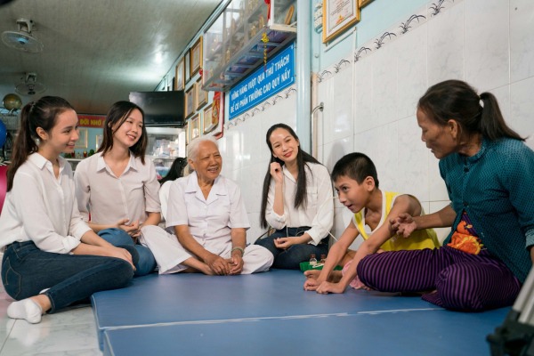 Để mặt mộc đi làm từ thiện, liệu dàn thí sinh Hoa hậu Việt Nam còn lung linh hay không? - 4