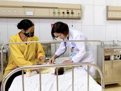 Nhỏ thuốc trị ngạt mũi nhiều nhà quen dùng, bé trai 11 tháng tuổi nhập viện cấp cứu