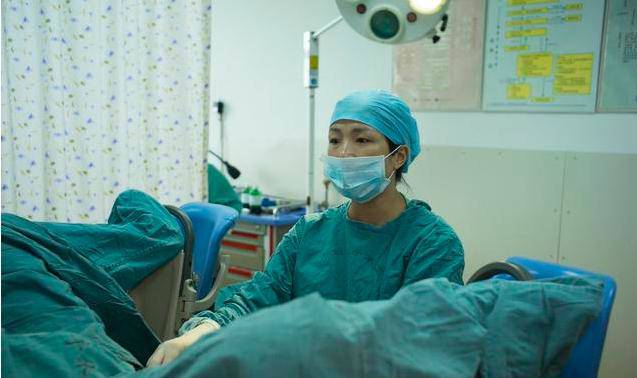 Mới sinh xong đang nằm amp;#34;khâu váamp;#34;, 9X xinh đẹp há hốc miệng rồi ra đi mãi mãi - 1