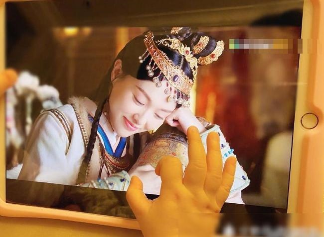 amp;#34;Nữ thần Kim Ưng già nhất lịch sửamp;#34;: Lợi dụng con gái quảng bá phim, lộ sạn dùng thế thân - 9