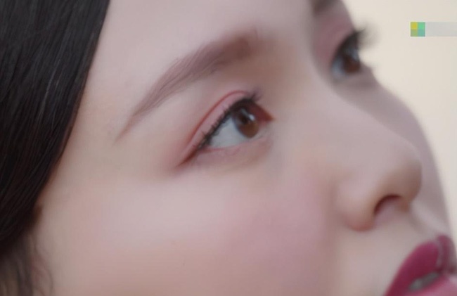 amp;#34;Nữ thần Kim Ưng già nhất lịch sửamp;#34;: Lợi dụng con gái quảng bá phim, lộ sạn dùng thế thân - 5