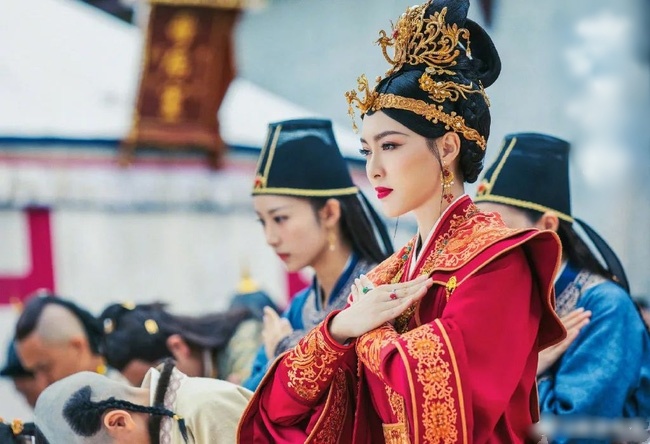 amp;#34;Nữ thần Kim Ưng già nhất lịch sửamp;#34;: Lợi dụng con gái quảng bá phim, lộ sạn dùng thế thân - 2