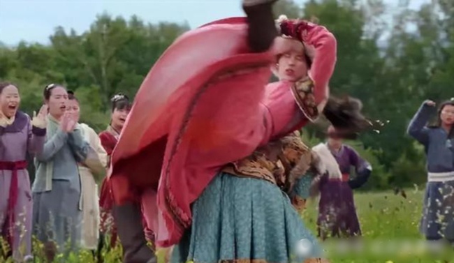 amp;#34;Nữ thần Kim Ưng già nhất lịch sửamp;#34;: Lợi dụng con gái quảng bá phim, lộ sạn dùng thế thân - 4