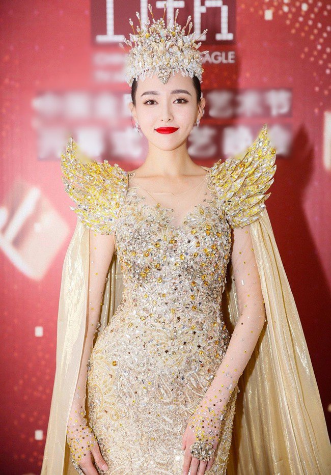 amp;#34;Nữ thần Kim Ưng già nhất lịch sửamp;#34;: Lợi dụng con gái quảng bá phim, lộ sạn dùng thế thân - 1