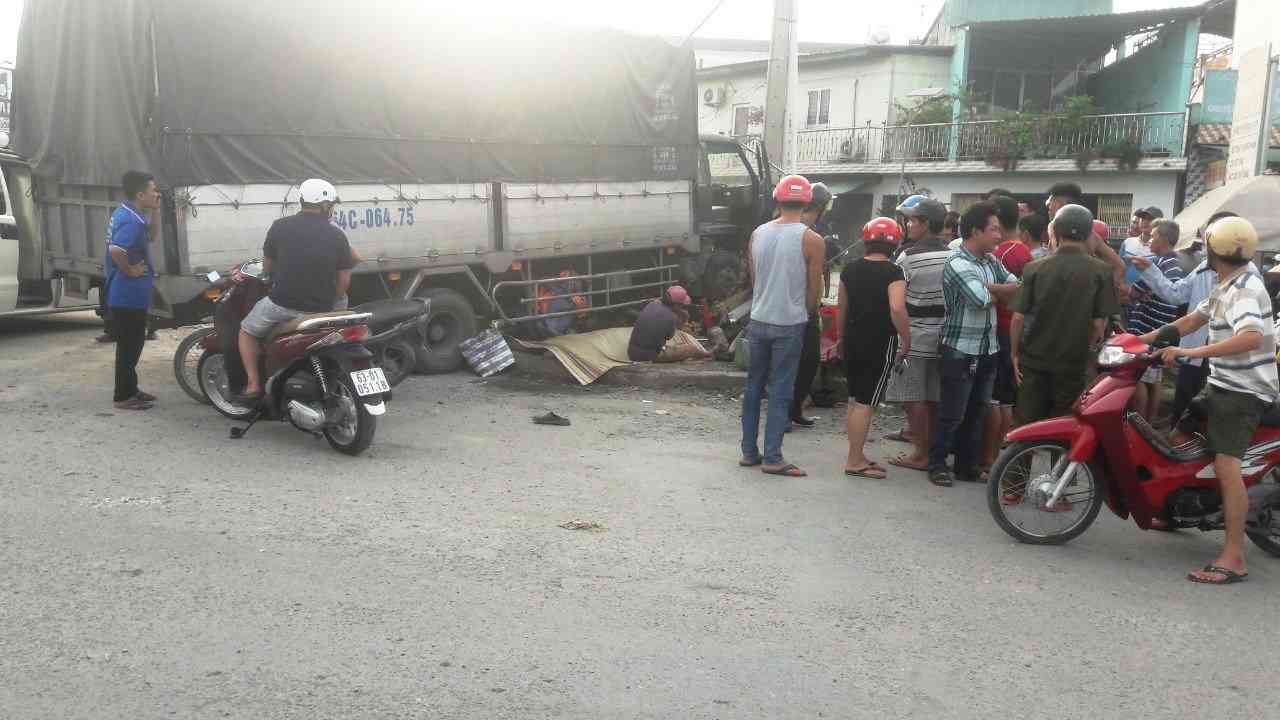 Người đàn ông thoát chết hy hữu khi bị xe tải tông - 1