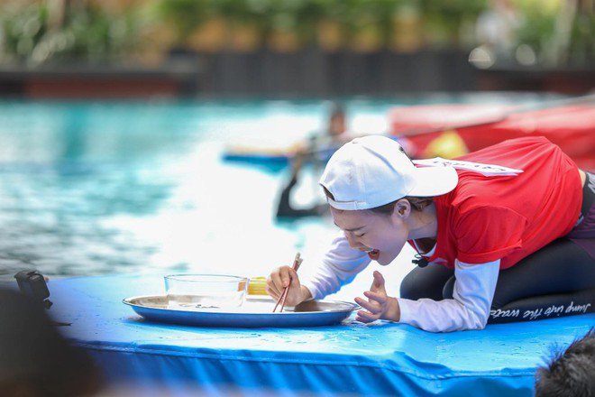 Lan Ngọc phải nhập viện vì sốt cao nhưng vẫn lén đi quay chương trình 