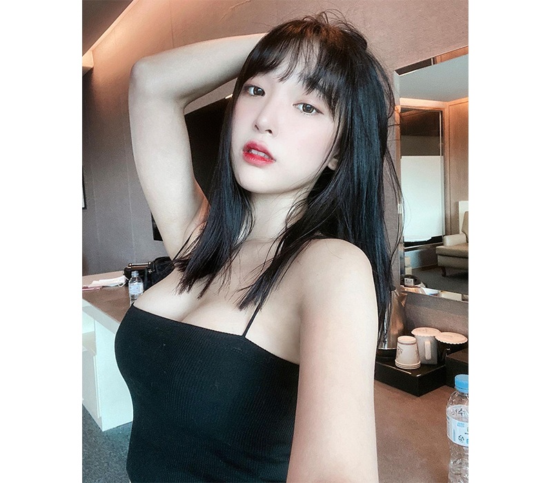 Với dân mạng Hàn Quốc, Kang In Kyung không còn là cái tên còn xa lạ gì. Cô nàng được biết tới là một trong những người mẫu ảnh sở hữu vẻ ngoài cực sexy, gợi cảm.
