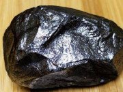 Xem ăn chơi - Hòn đá giá trăm tỷ/gam, không chứa vàng hay kim cương lại xấu xí khó tả