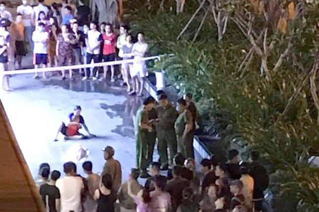 Vụ bé trai 6 tuổi rơi từ tầng 8 chung cư tử vong: Xót xa cảnh người thân gào khóc - 1