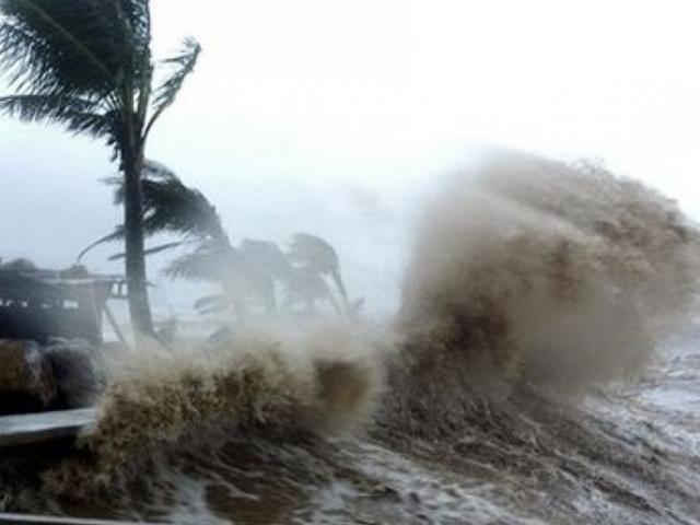 Bão số 12 tăng tốc lao vào miền Trung gây mưa lớn, 3 ngày nữa lại có bão số 13