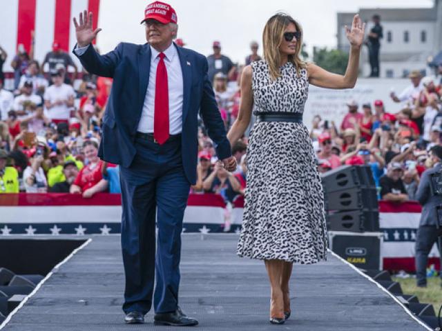 Rộ tin bà Melania đếm từng phút để ly hôn ông Trump: Động thái mới phản bác lại