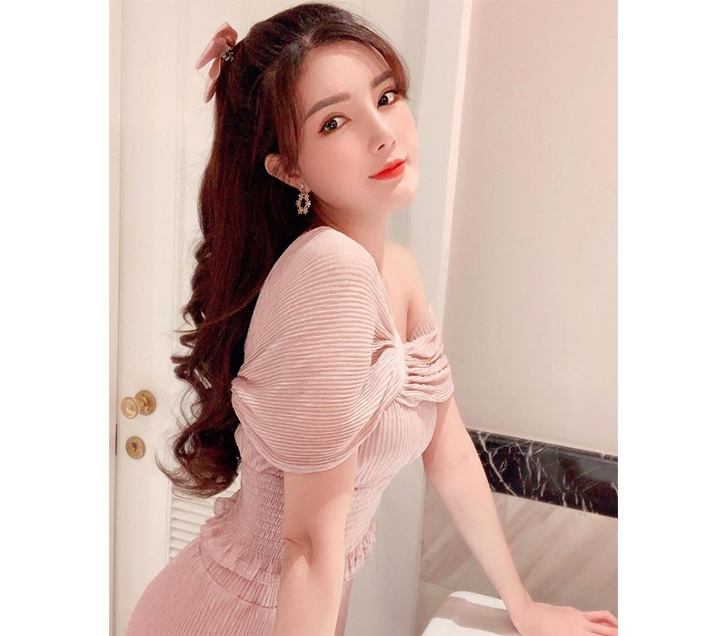 Sinh năm 1992, hot girl gốc Khánh Hoà gây ấn tượng với vẻ ngoài vô cùng xinh đẹp, gợi cảm. Thậm chí, cô nàng còn được phong là “hot girl búp bê” bởi gương mặt quá đỗi hoàn hảo.
