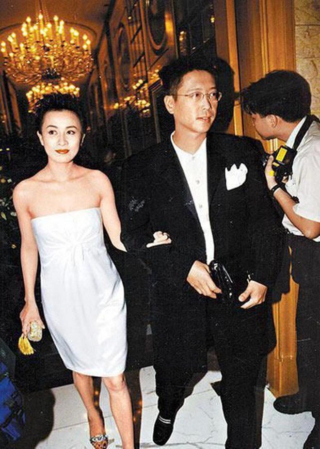 Đại gia amp;#34;dành cả thanh xuânamp;#34; săn chân dài: Cuối cùng ôm vợ là Hoa hậu đẹp nhất lịch sử - 2