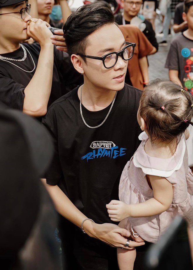 amp;#34;Ông bố của nămamp;#34; đây rồi: HLV Rap Việt đẹp trai đi làm vẫn trông con theo lời vợ dặn - 2
