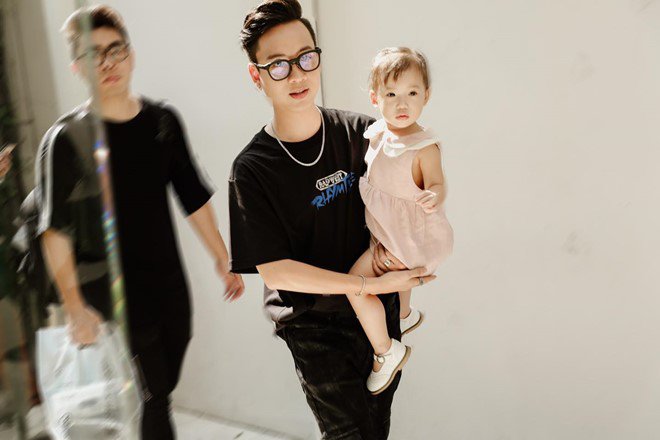 amp;#34;Ông bố của nămamp;#34; đây rồi: HLV Rap Việt đẹp trai đi làm vẫn trông con theo lời vợ dặn - 1