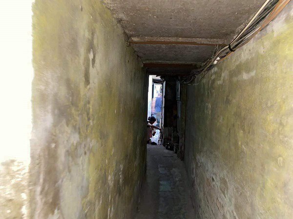Đang đi vệ sinh bất ngờ nghe tiếng đập cửa, người phụ nữ phố cổ hãi hùng bị ám ảnh - 1
