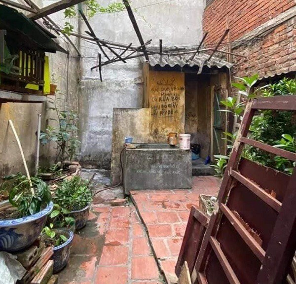 Đang đi vệ sinh bất ngờ nghe tiếng đập cửa, người phụ nữ phố cổ hãi hùng bị ám ảnh - 4