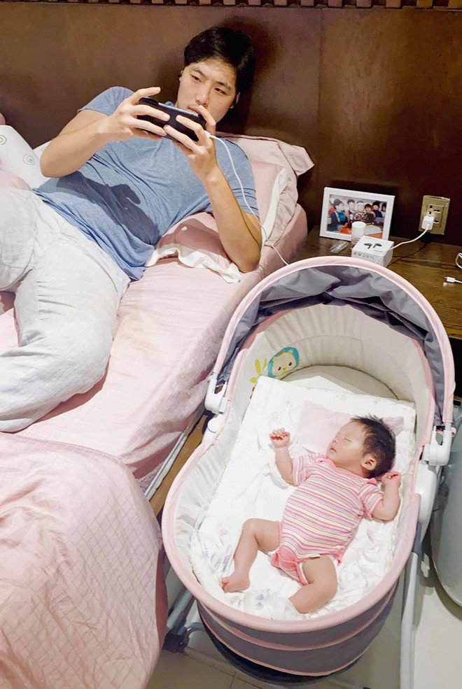 Sao Việt 24h: Hamp;#39;Hen Niê đau lòng khi cậu bé tí hon cô từng bế trên tay qua đời - 11