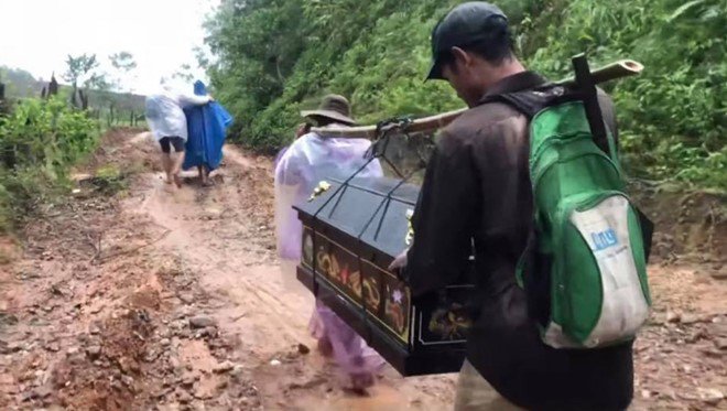 Sao Việt 24h: Hamp;#39;Hen Niê đau lòng khi cậu bé tí hon cô từng bế trên tay qua đời - 2