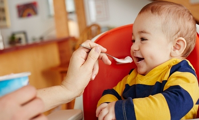 Trẻ mấy tháng thì ăn được sữa chua và nên ăn bao nhiêu là đủ?  - 4