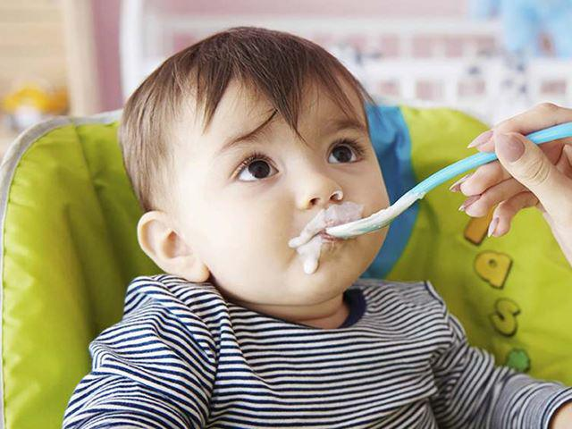 Trẻ mấy tháng thì ăn được sữa chua và nên ăn bao nhiêu là đủ?  - 3
