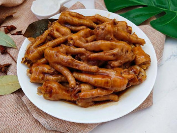 Thả chân gà vào nồi cơm điện, một lát sau được món nhậu tuyệt ngon đãi khách