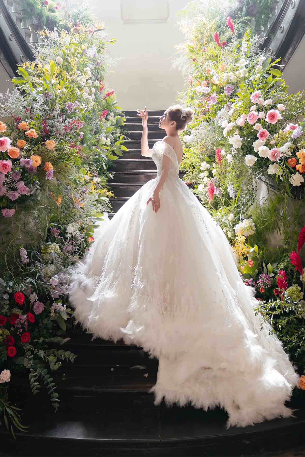 Cô gái tự may 9 chiếc váy cưới cho hôn lễ của mình