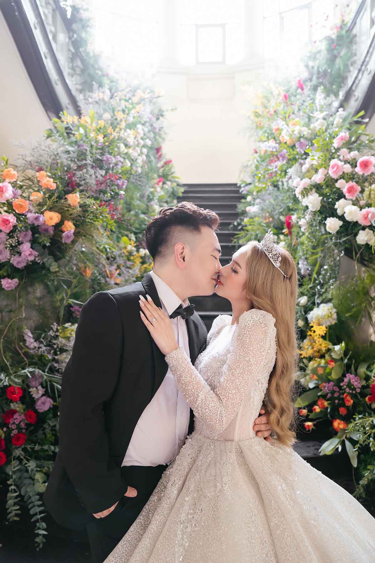 Cường Đô la và bạn gái cùng hội bạn “nhà giàu” dự đám cưới Diệp Lâm Anh |  Báo Dân trí