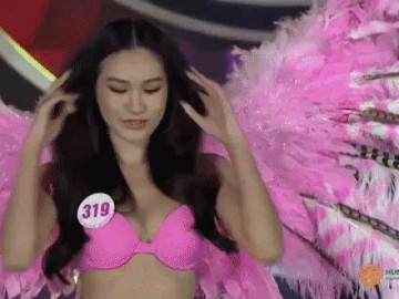 Hoa hậu Tiểu Vy cùng top 35 thí sinh HHVN trình diễn bikini nóng bỏng tại Người đẹp biển