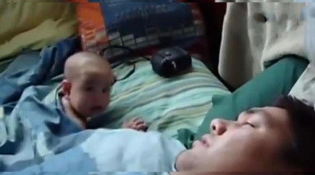Đang dỗ con ngủ, ông bố bỗng làm hành động khiến mẹ và đứa bé hoảng hốt - 4