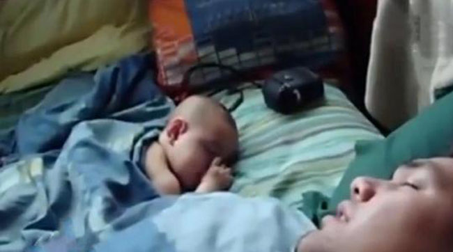 Đang dỗ con ngủ, ông bố bỗng làm hành động khiến mẹ và đứa bé hoảng hốt - 2