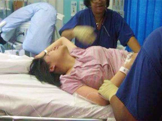 Mẹ bầu trẻ nhập viện, nam bác sĩ vừa đưa tay vào khám lập tức hô đổi phòng