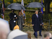 Tin tức - Tin tức 24h: Bà Melania khoác tay người hộ tống phía sau ông Trump, dư luận xôn xao