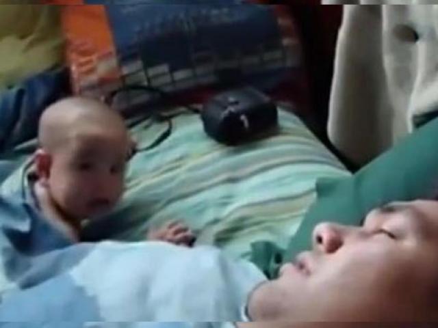 Đang dỗ con ngủ, ông bố bỗng làm hành động khiến mẹ và đứa bé hoảng hốt