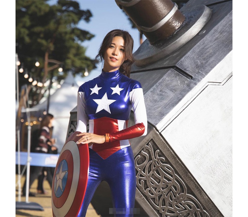 Cụ thể, cách đây ít lâu, cô nàng người Hàn Quốc có tên Elin đã làm dân mạng Hàn Quốc sốt xình xịch khi xuất hiện tại một lễ hội của fans Marvel với hình tượng một nữ Captain America. Diện bộ đồ ôm sát, cô nàng gây ấn tượng bởi vóc dáng cực gợi cảm.
