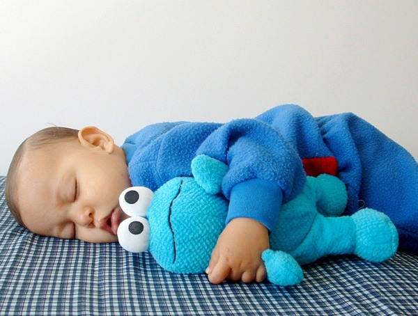 Những hiện tượng khi ngủ của trẻ, mẹ nên mau chóng đánh thức con kẻo không tốt cho trẻ - 1