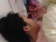 Bà bầu - Gái trẻ vào nhà vệ sinh, vừa kéo quần xuống choáng váng với "vật lạ" đi ra từ cơ thể