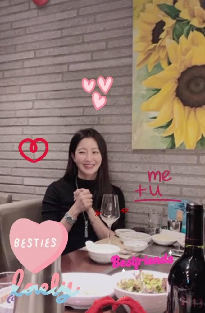 Bị chụp vội, mỹ nhân U50 tuyên bố đẹp hơn Song Hye Kyo, Kim Tae Hee lộ nhan sắc thật - 1