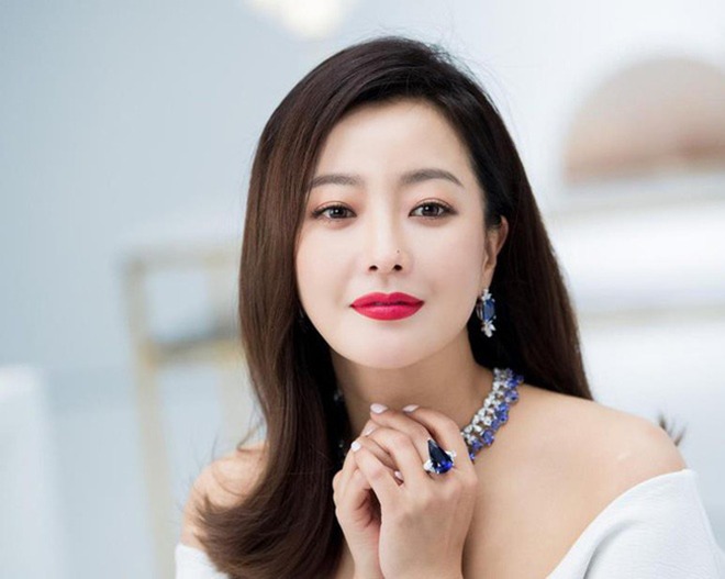 Bị chụp vội, mỹ nhân U50 tuyên bố đẹp hơn Song Hye Kyo, Kim Tae Hee lộ nhan sắc thật - 2