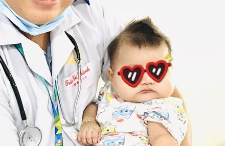 Trắng xinh, bụ bẫm, bé 6 tháng tuổi nhập viện truyền máu gấp vì lý do đau lòng - 1