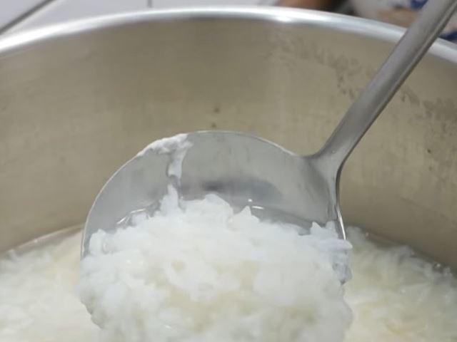 Cách nấu cháo gà ác hạt sen cho bé siêu đơn giản - 5