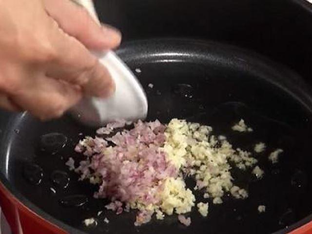 Cách nấu cháo gà ác hạt sen cho bé siêu đơn giản - 4