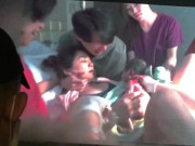 Giải trí - Sau 20 giờ đồng hồ hết dưới nước lại lên giường, mỹ nhân rơi nước mắt vì đẻ được con