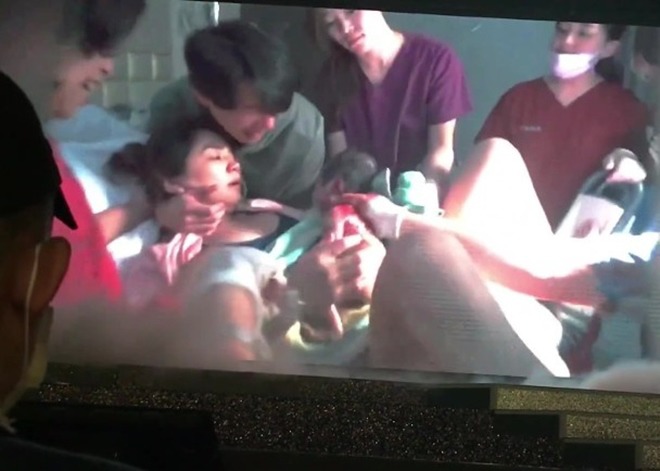 Sau 20 giờ đồng hồ hết dưới nước lại lên giường, mỹ nhân rơi nước mắt vì đẻ được con - 2