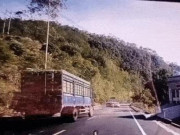 Clip Eva - Xe container phanh cháy lốp tránh cháu bé nằm giữa đường