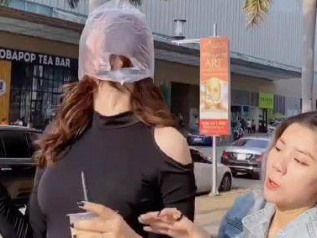 Tiktok trend: Ngọc Trinh đang đi thì bị cướp và cái kết bất ngờ