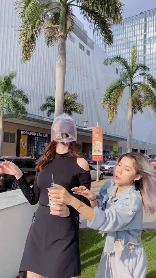 Tiktok trend: Ngọc Trinh đang đi thì bị cướp và cái kết bất ngờ - 1